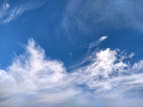 蓝色天空中漂浮的白云图片